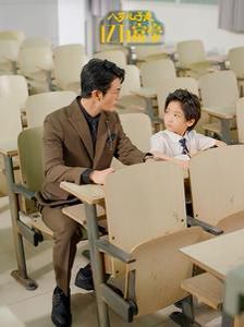 八岁儿子是亿万富豪 2024 短剧 海报