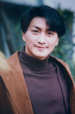 何家劲头像